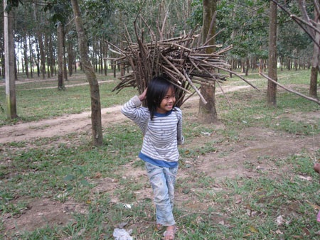 Những chiếc gùi “khổng lồ” trên lưng trẻ thơ - 5 Những chiếc gùi “khổng lồ” trên lưng trẻ thơ - 5