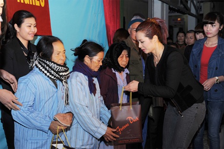 Diễn viên Hải Anh “nói hớ” trong buổi từ thiện - 13 Diễn viên Hải Anh “nói hớ” trong buổi từ thiện - 13