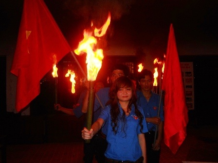 Mưa phùn nhưng vẫn... thắp nến vì Giờ Trái đất - 3