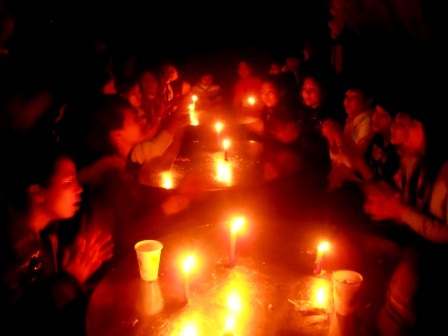 Mưa phùn nhưng vẫn... thắp nến vì Giờ Trái đất - 1