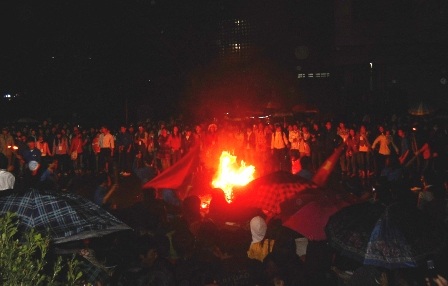 Mưa phùn nhưng vẫn... thắp nến vì Giờ Trái đất - 5