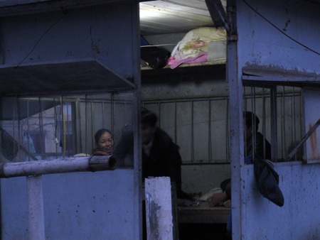 Nhân viên trạm thu phí bỏ việc, đánh bài ăn tiền trong giờ làm việc - 2 Nhân viên trạm thu phí bỏ việc, đánh bài ăn tiền trong giờ làm việc - 2