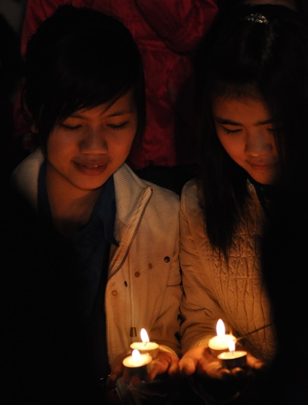 Khoảnh khắc bạn trẻ Hà Nội với “Giờ Trái đất” - 1 Khoảnh khắc bạn trẻ Hà Nội với “Giờ Trái đất” - 1