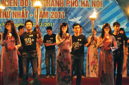 Khoảnh khắc bạn trẻ Hà Nội với “Giờ Trái đất” - 2 Khoảnh khắc bạn trẻ Hà Nội với “Giờ Trái đất” - 2