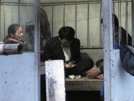 Nhân viên trạm thu phí bỏ việc, đánh bài ăn tiền trong giờ làm việc - 1 Nhân viên trạm thu phí bỏ việc, đánh bài ăn tiền trong giờ làm việc - 1