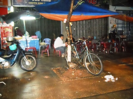 Đêm Huế vắng bóng người vì mưa dầm, giá rét bất thường - 11