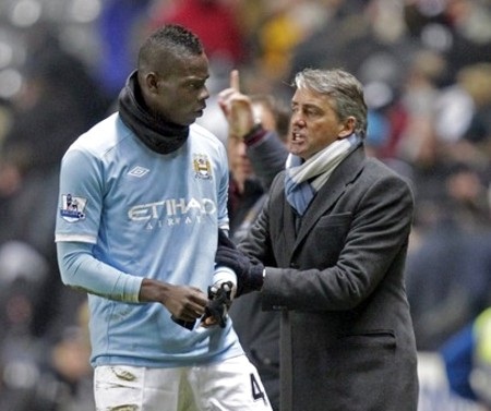 Buồn chán, Balotelli... ném phi tiêu vào đồng đội - 1 Buồn chán, Balotelli... ném phi tiêu vào đồng đội - 1