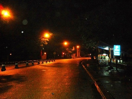 Đêm Huế vắng bóng người vì mưa dầm, giá rét bất thường - 1