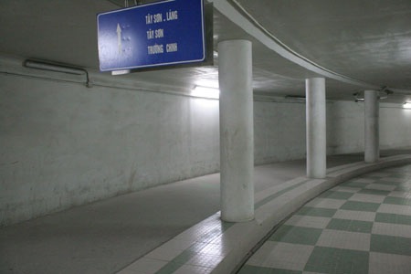 Hầm đi bộ tiền tỉ “ế khách" - 1