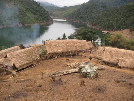 Hơn 50 hộ dân vẫn "bám" lòng hồ thuỷ điện Bản Vẽ - 4