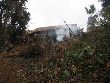 Hơn 50 hộ dân vẫn "bám" lòng hồ thuỷ điện Bản Vẽ - 5