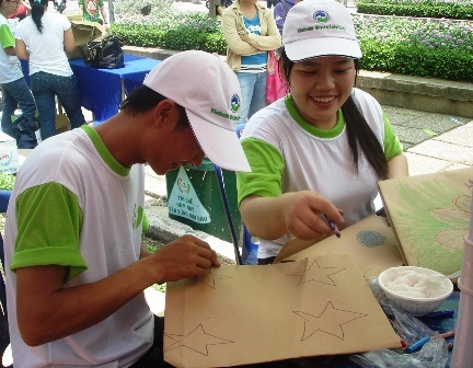 Học sinh TPHCM thi tái chế chất thải - 1 Học sinh TPHCM thi tái chế chất thải - 1