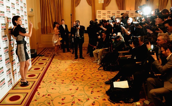 Lily Cole khoe chân; Sarah Harding khoe lưng - 10