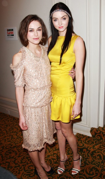 Lily Cole khoe chân; Sarah Harding khoe lưng - 15