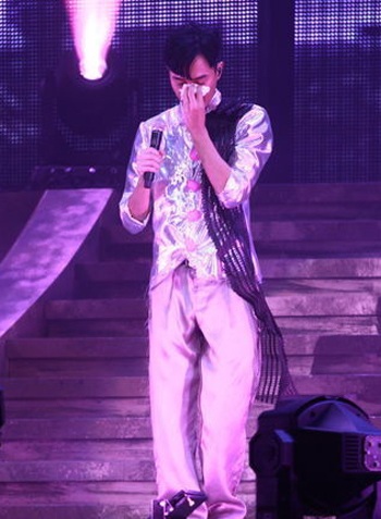 Lạ mắt với trang phục biểu diễn của Trương Trí Lâm - 14