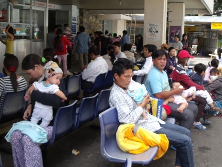 “Cảnh giác” với bệnh sốt xuất huyết, tay chân miệng - 1