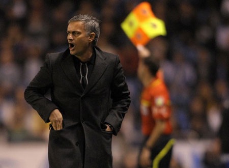 Chủ tịch Barca xem thường tài năng của Mourinho - 1