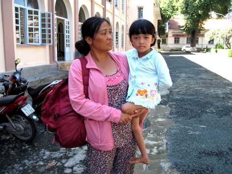 Nỗi gian truân của mẹ con cô bé không có bộ phận sinh dục - 2 Nỗi gian truân của mẹ con cô bé không có bộ phận sinh dục - 2