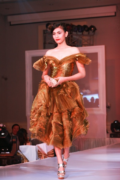 Huỳnh Bích Phương trên sàn diễn thời trang - 9