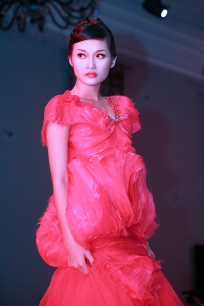 Huỳnh Bích Phương trên sàn diễn thời trang - 16