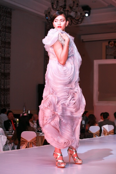 Huỳnh Bích Phương trên sàn diễn thời trang - 10