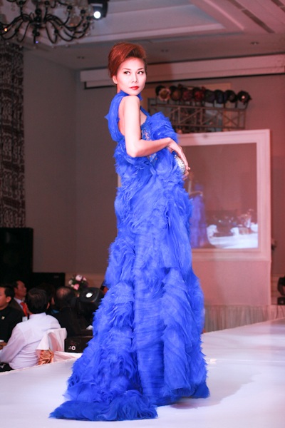 Huỳnh Bích Phương trên sàn diễn thời trang - 15