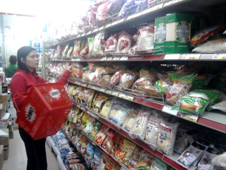 “Sợ” giá thị trường, dân kéo nhau vào siêu thị mua thực phẩm - 1 “Sợ” giá thị trường, dân kéo nhau vào siêu thị mua thực phẩm - 1