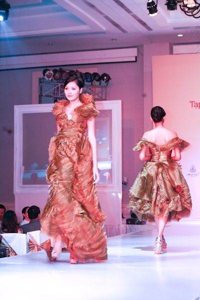 Huỳnh Bích Phương trên sàn diễn thời trang - 11