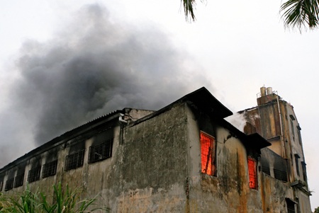 Lửa ngùn ngụt tại nhà xưởng rộng hàng nghìn mét vuông - 1