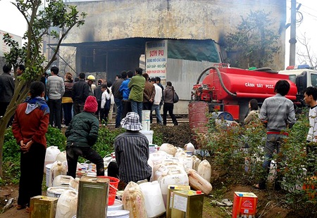 Lửa ngùn ngụt tại nhà xưởng rộng hàng nghìn mét vuông - 2