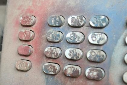 Hàng loạt bốt điện thoại “chết yểu” trên phố - 4 Hàng loạt bốt điện thoại “chết yểu” trên phố - 4