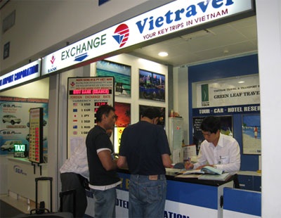 Đại lý khó mua USD từ người dân - 1