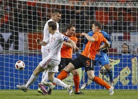 Hà Lan hạ gục Hungary trong cơn mưa bàn thắng - 2 Hà Lan hạ gục Hungary trong cơn mưa bàn thắng - 2