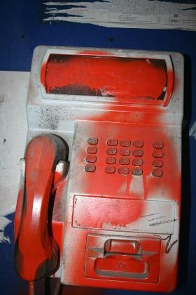 Hàng loạt bốt điện thoại “chết yểu” trên phố - 3 Hàng loạt bốt điện thoại “chết yểu” trên phố - 3