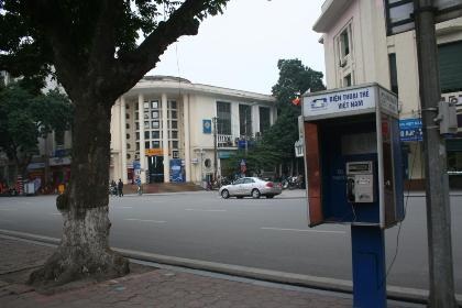 Hàng loạt bốt điện thoại “chết yểu” trên phố - 8 Hàng loạt bốt điện thoại “chết yểu” trên phố - 8