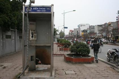 Hàng loạt bốt điện thoại “chết yểu” trên phố - 5 Hàng loạt bốt điện thoại “chết yểu” trên phố - 5