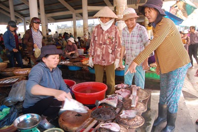 Nỗi buồn thẳm sâu của người vợ tảo tần - 2