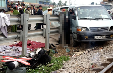 Tàu hỏa “đụng” xe đi cưới, 9 người tử vong - 2 Tàu hỏa “đụng” xe đi cưới, 9 người tử vong - 2