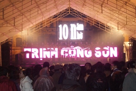 Huế: Hàng nghìn người đội mưa xem nhạc Trịnh - 1