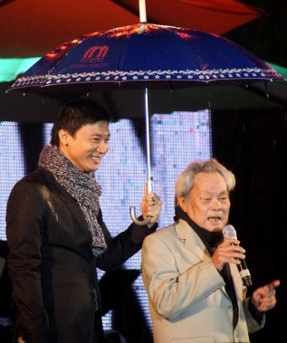 Huế: Hàng nghìn người đội mưa xem nhạc Trịnh - 14