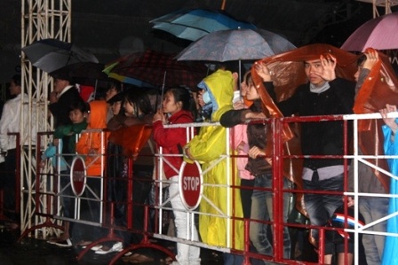 Huế: Hàng nghìn người đội mưa xem nhạc Trịnh - 3 Huế: Hàng nghìn người đội mưa xem nhạc Trịnh - 3