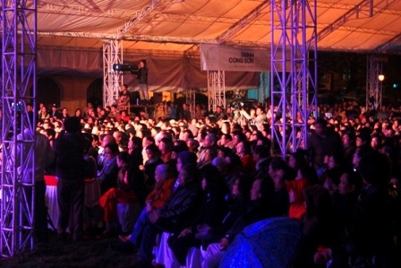 Huế: Hàng nghìn người đội mưa xem nhạc Trịnh - 15 Huế: Hàng nghìn người đội mưa xem nhạc Trịnh - 15