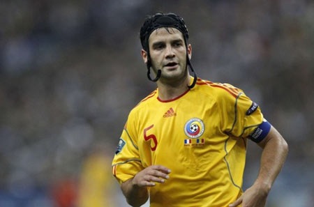 Kẻ khóc, người cười… - 1