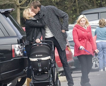Abbey vẫn tin tưởng Peter Crouch sau scandal tình ái - 1 Abbey vẫn tin tưởng Peter Crouch sau scandal tình ái - 1