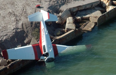Mỹ: Máy bay trình diễn đâm bổ nhào xuống biển  - 1 Mỹ: Máy bay trình diễn đâm bổ nhào xuống biển  - 1