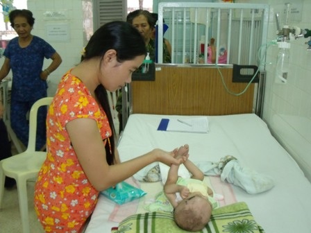 May mắn đang “mỉm cười” với cháu bé không có hậu môn - 1