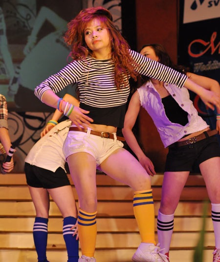 Cận cảnh vũ điệu nóng bỏng của nữ sinh Phương Đông - 1