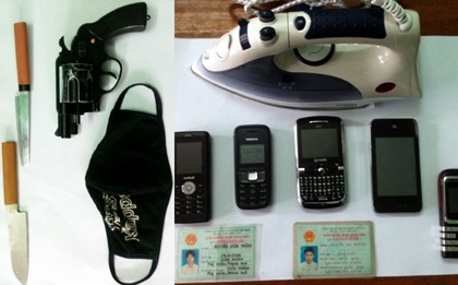 Mang dao súng, bịt mặt, xông vào nhà trọ cướp của - 2