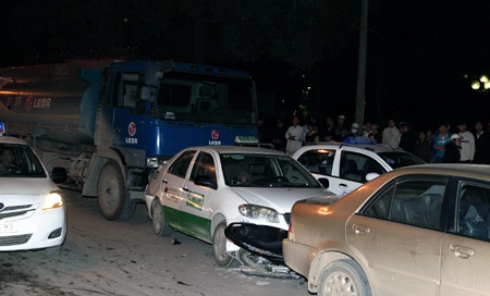 Xe chở xăng “quậy” tại ngã tư, một người tử nạn - 1