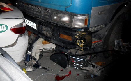 Xe chở xăng “quậy” tại ngã tư, một người tử nạn - 2